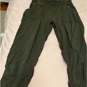 Lululemon dance studio crop